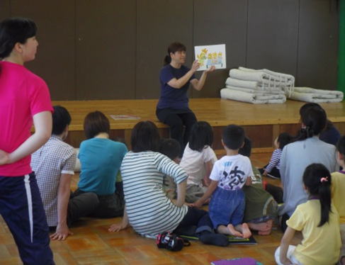絵本の読み聞かせ