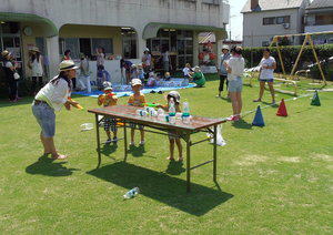 水遊びする子どもたち