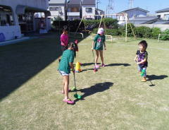 スナッグゴルフで遊ぶ子どもたち