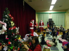 クリスマス会に集まった子どもたち